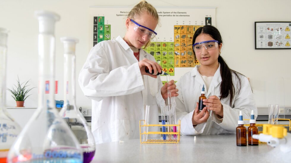 Twee meisjes doen een proef in het scheikundelokaal