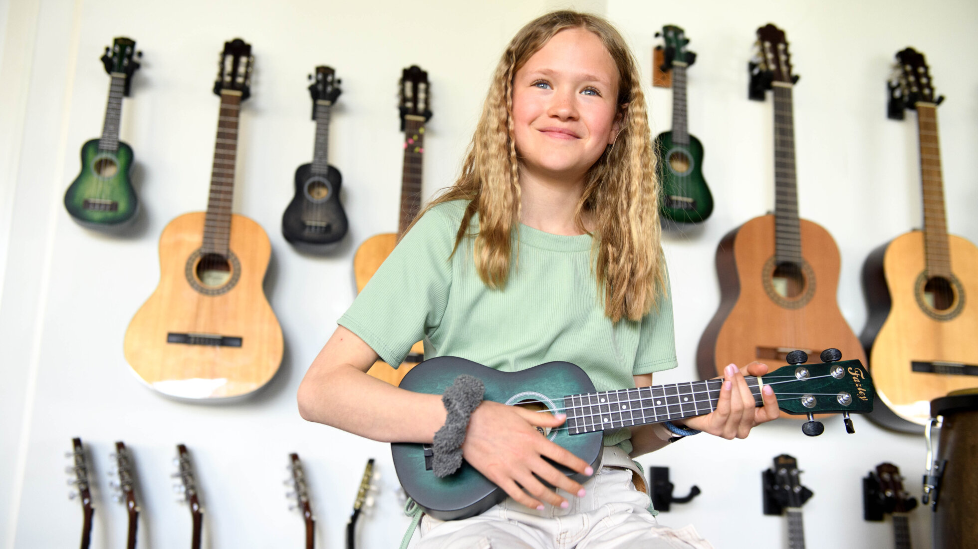 Meisje speelt ukelele